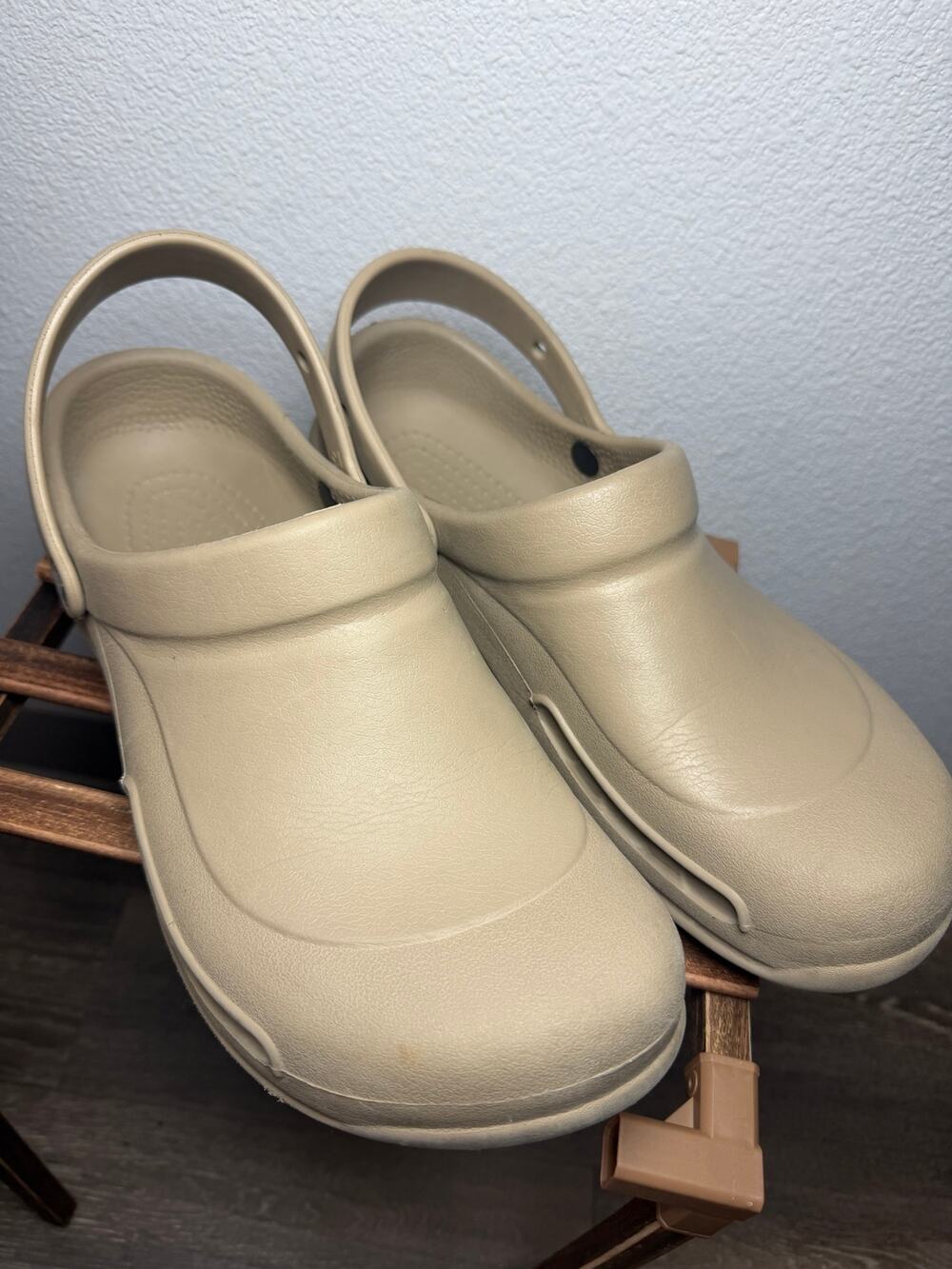 Crocs Bistro Clogs Beige Slip Resistant Work Shoes Men’s Size 13